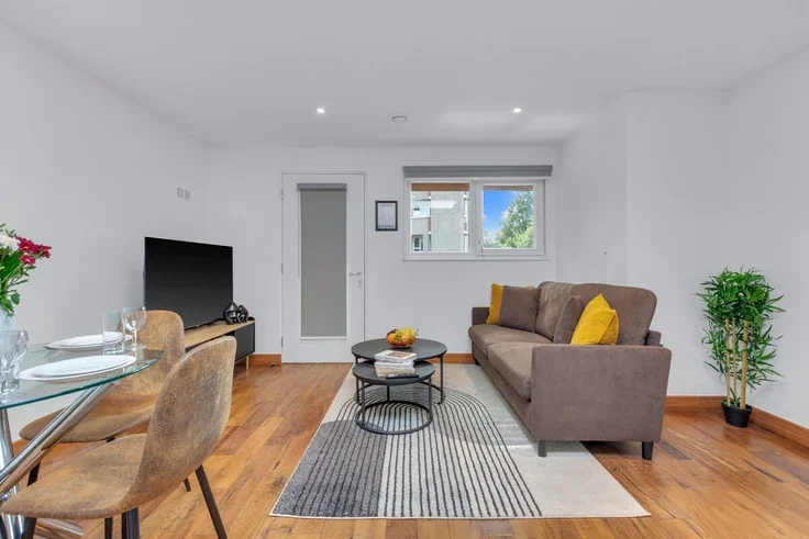 Flat Diss Street in Greater London