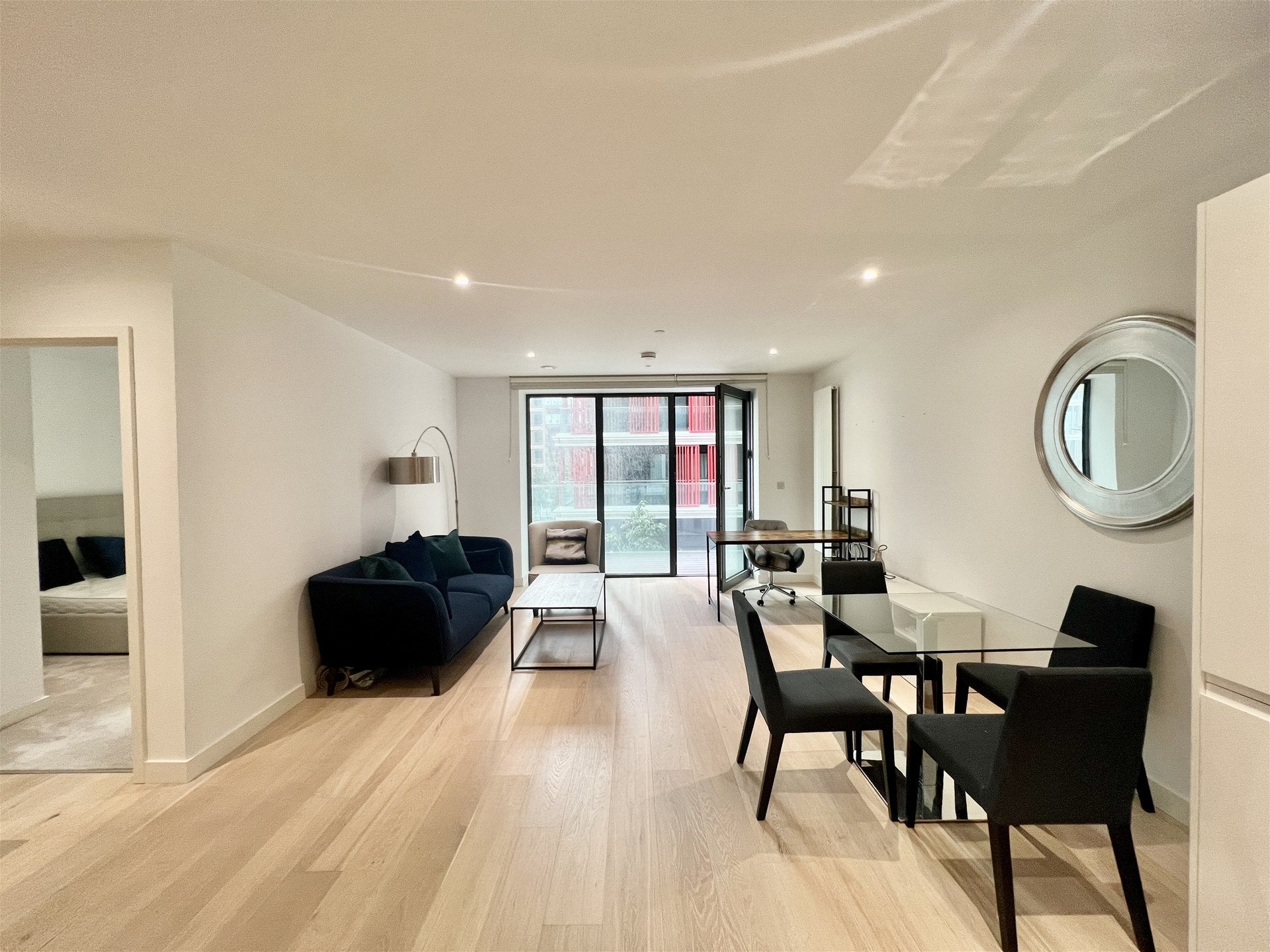 Flat Bonnet Street in Greater London