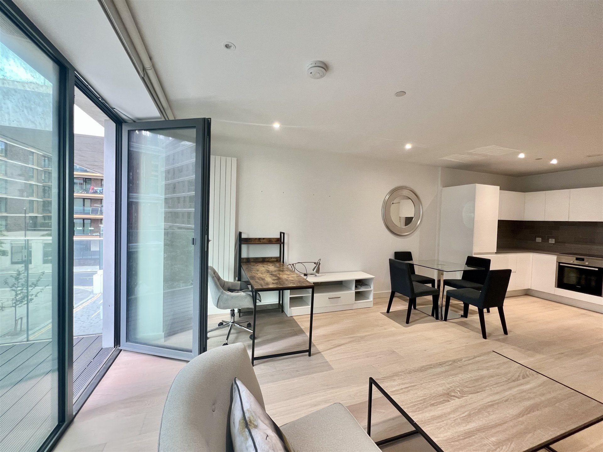 Flat Bonnet Street in Greater London