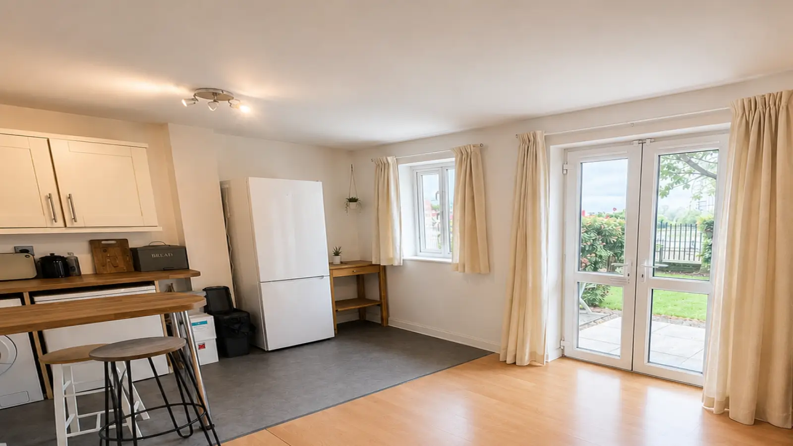 Flat Carnwath Road in Greater London