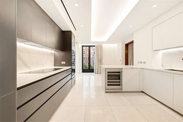 Flat Kensington Church Street in Greater London