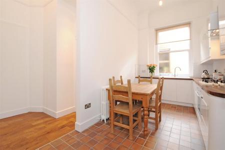 Flat Palace Court in Greater London