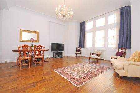 Flat Palace Court in Greater London