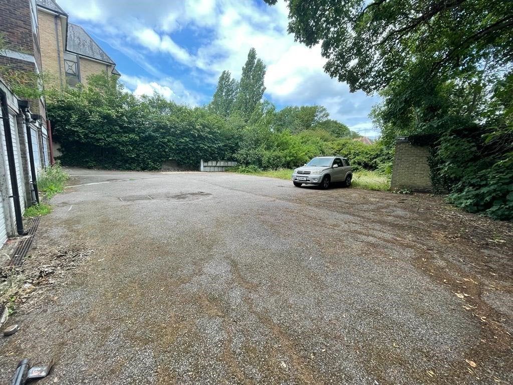 Flat Station Road in Greater London