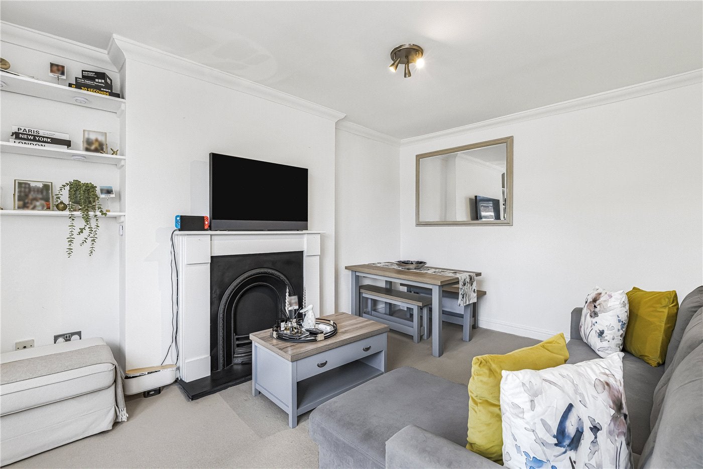 Flat Crookham Road in Greater London