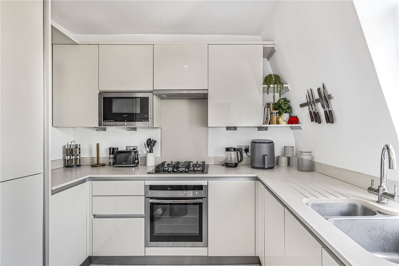 Flat Crookham Road in Greater London