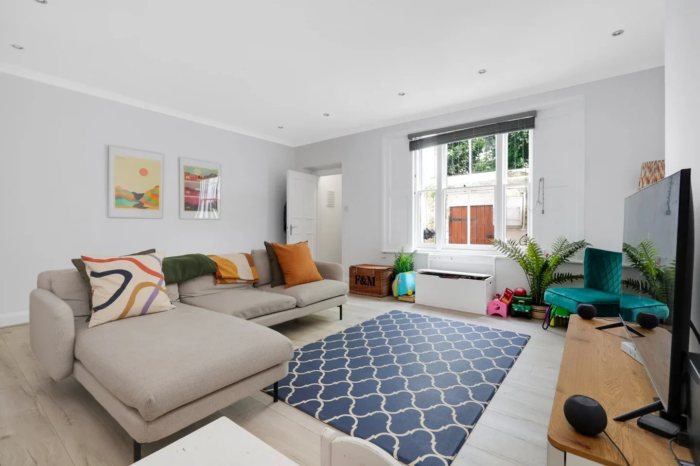 Flat Gloucester Avenue in Greater London