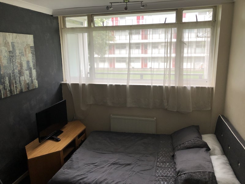 Room Churchill Gardens Road in City of Westminster