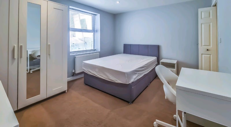Room Oval Road in Greater London
