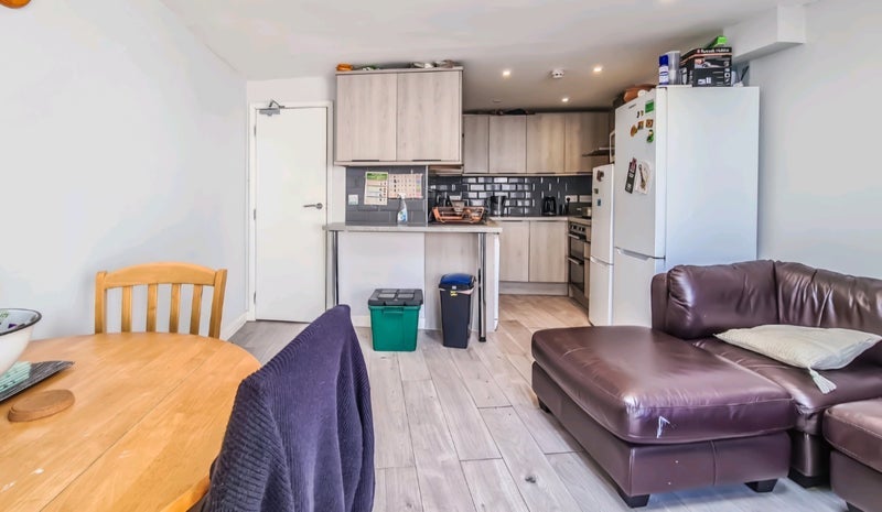 Room Oval Road in Greater London