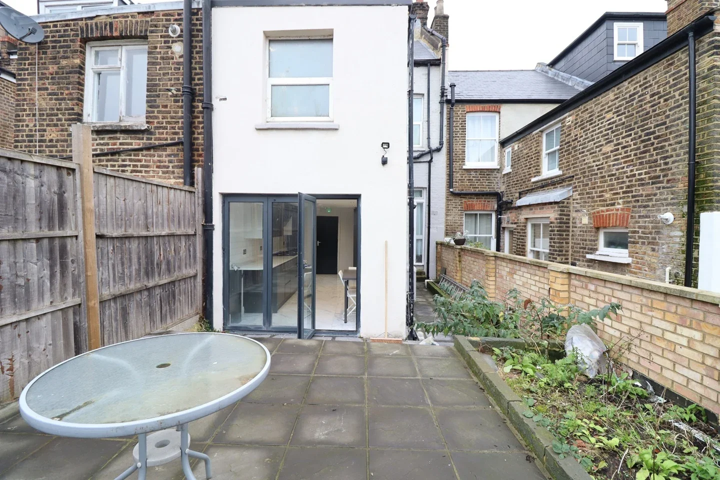 Room Ravenshaw Street in Greater London