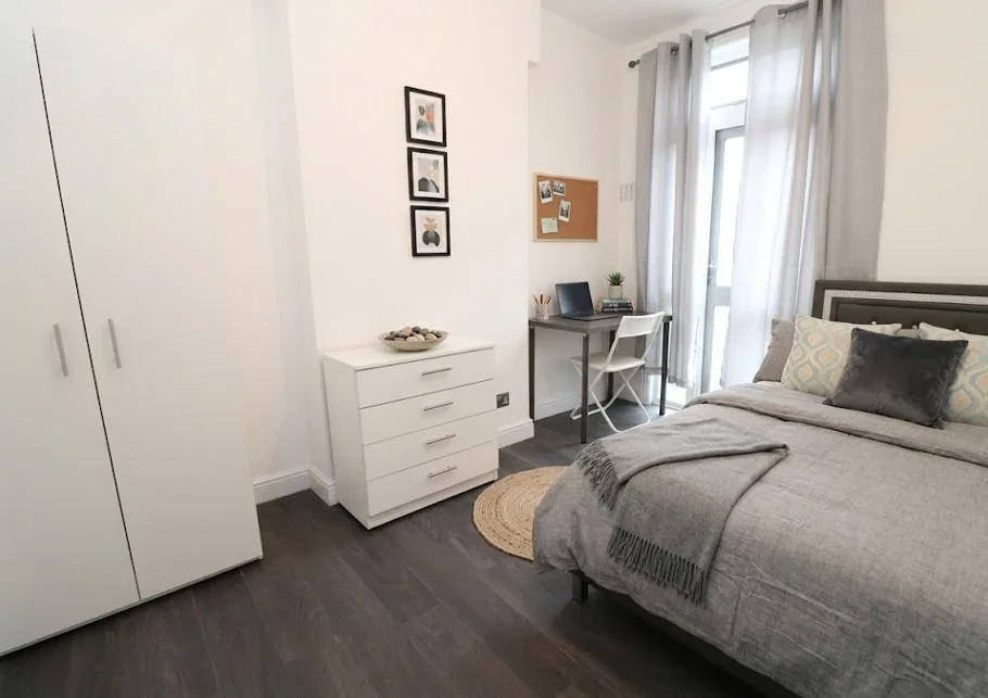 Room Ravenshaw Street in Greater London