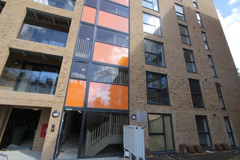 Flat Zodiac Close in Greater London