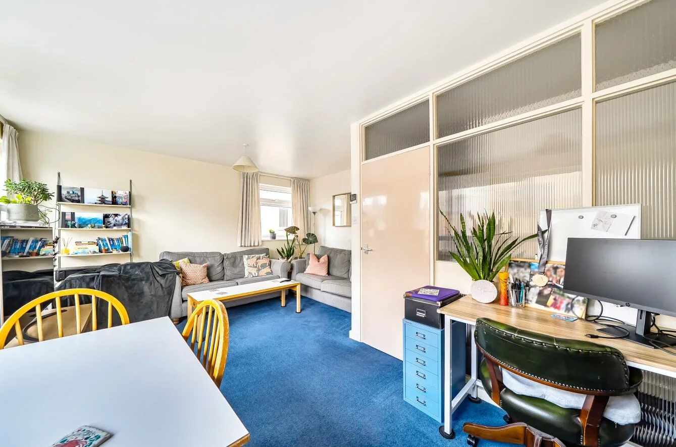 Flat Griffiths Road in Greater London