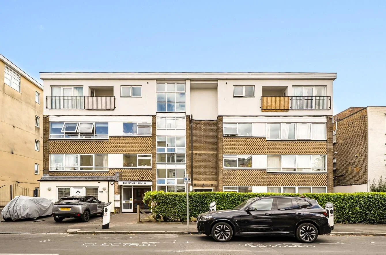 Flat Griffiths Road in Greater London