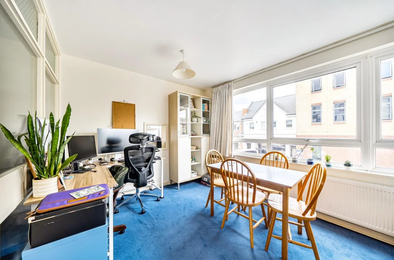 Flat Griffiths Road in Greater London