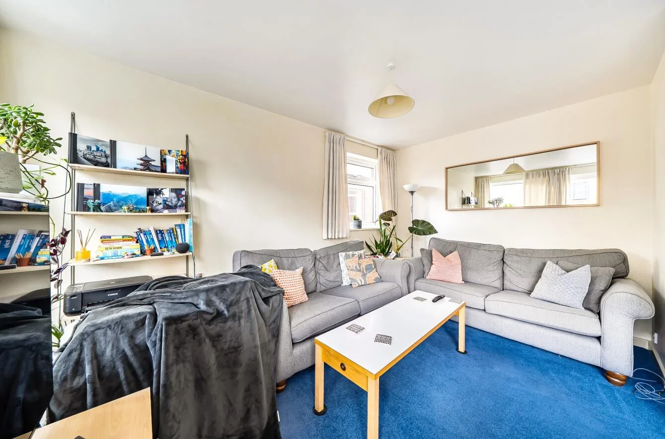 Flat Griffiths Road in Greater London