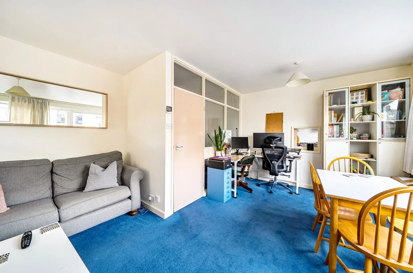 Flat Griffiths Road in Greater London