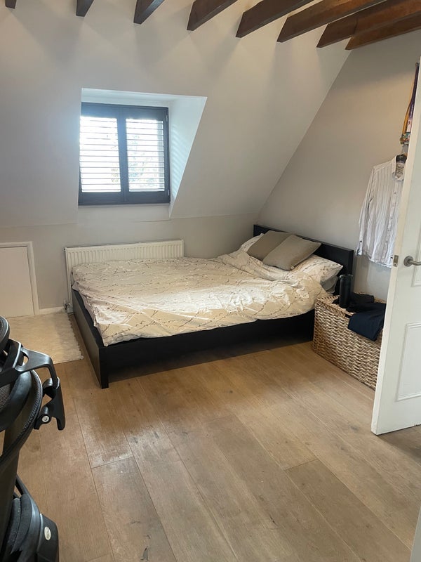 Room North Common Road in Greater London