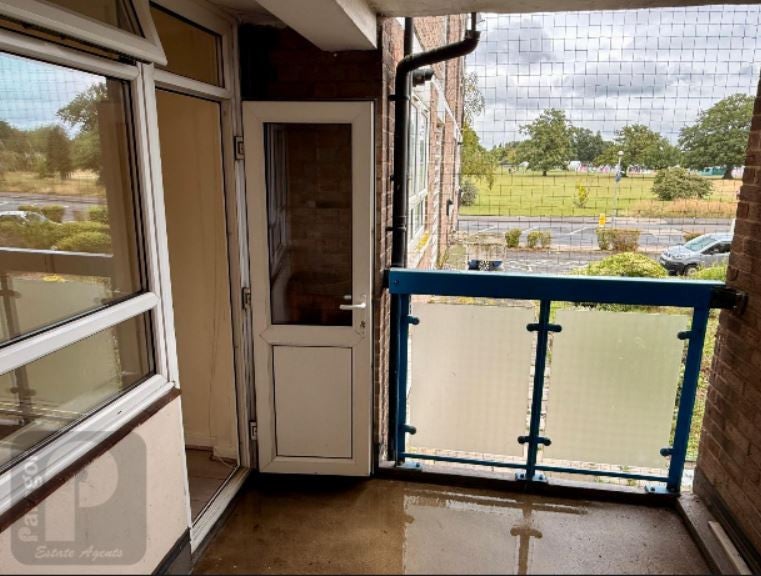 Flat Old Kenton Lane in Greater London