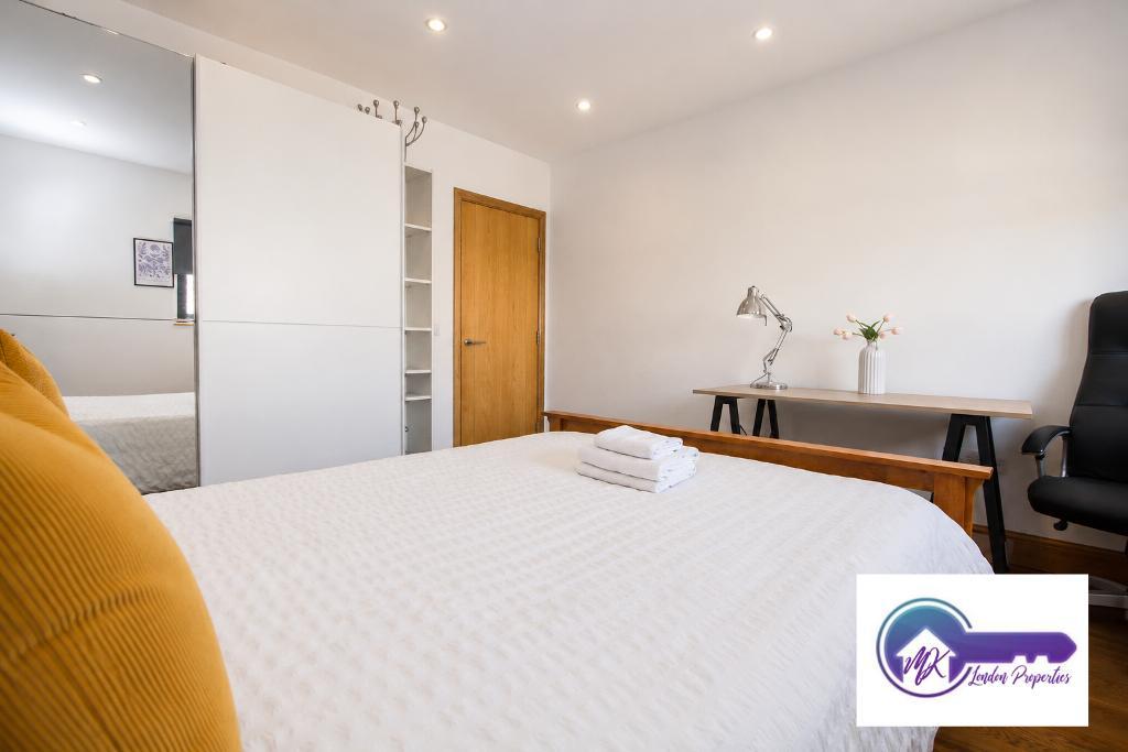 Flat Ironmonger Row in Greater London