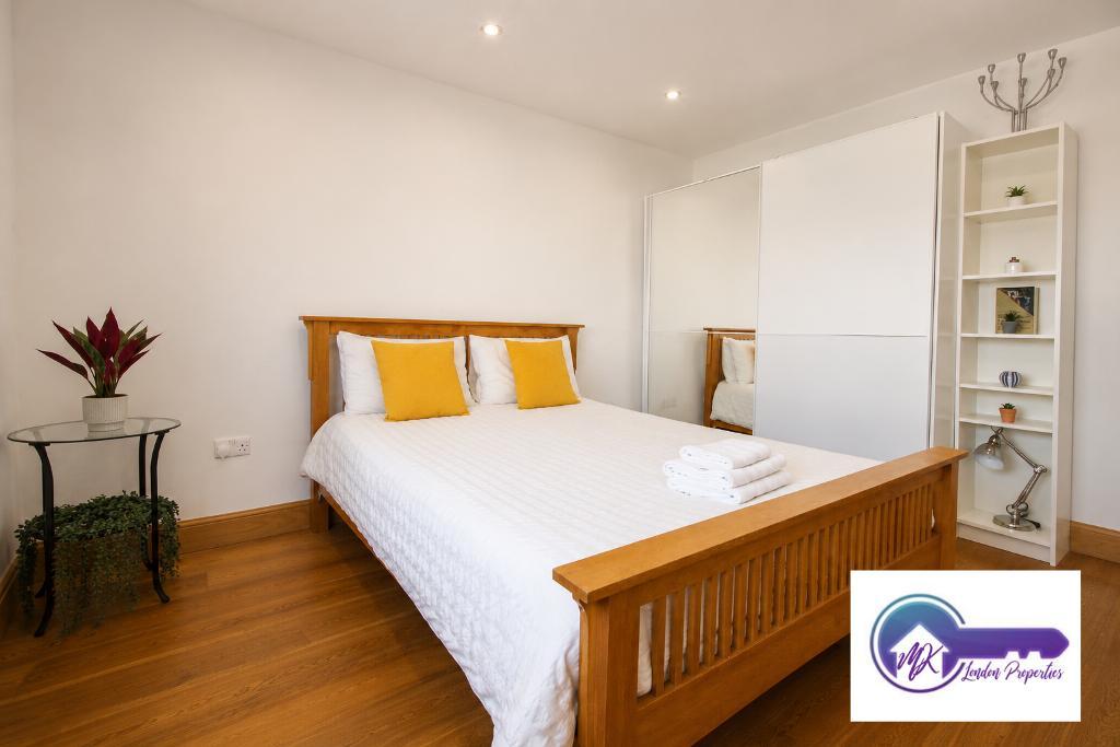 Flat Ironmonger Row in Greater London