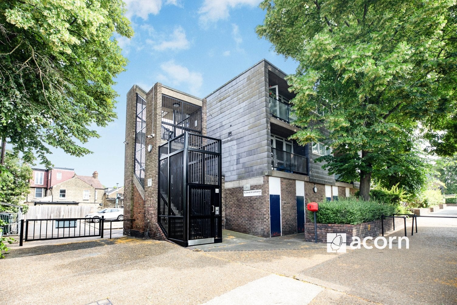 Flat Blenheim Gardens in Greater London