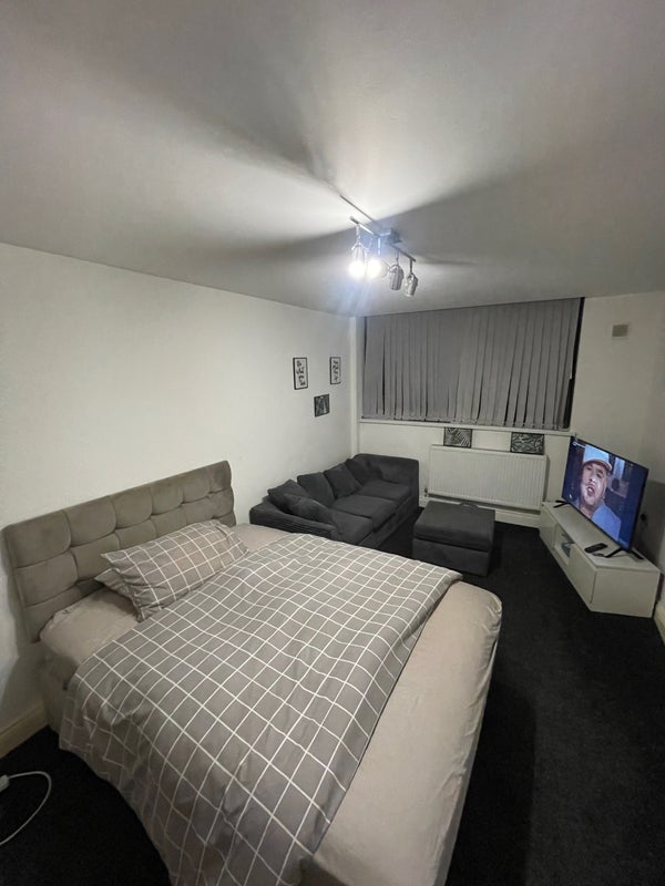 Room Lostock Road in Trafford