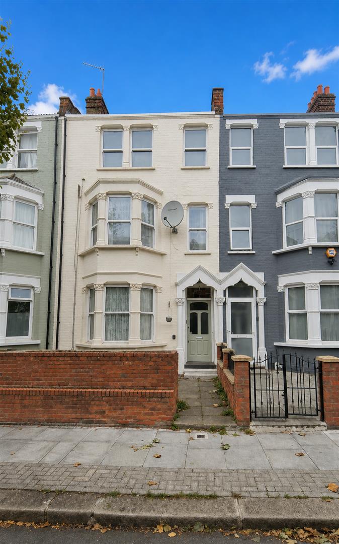 Flat Carlingford Road in Greater London
