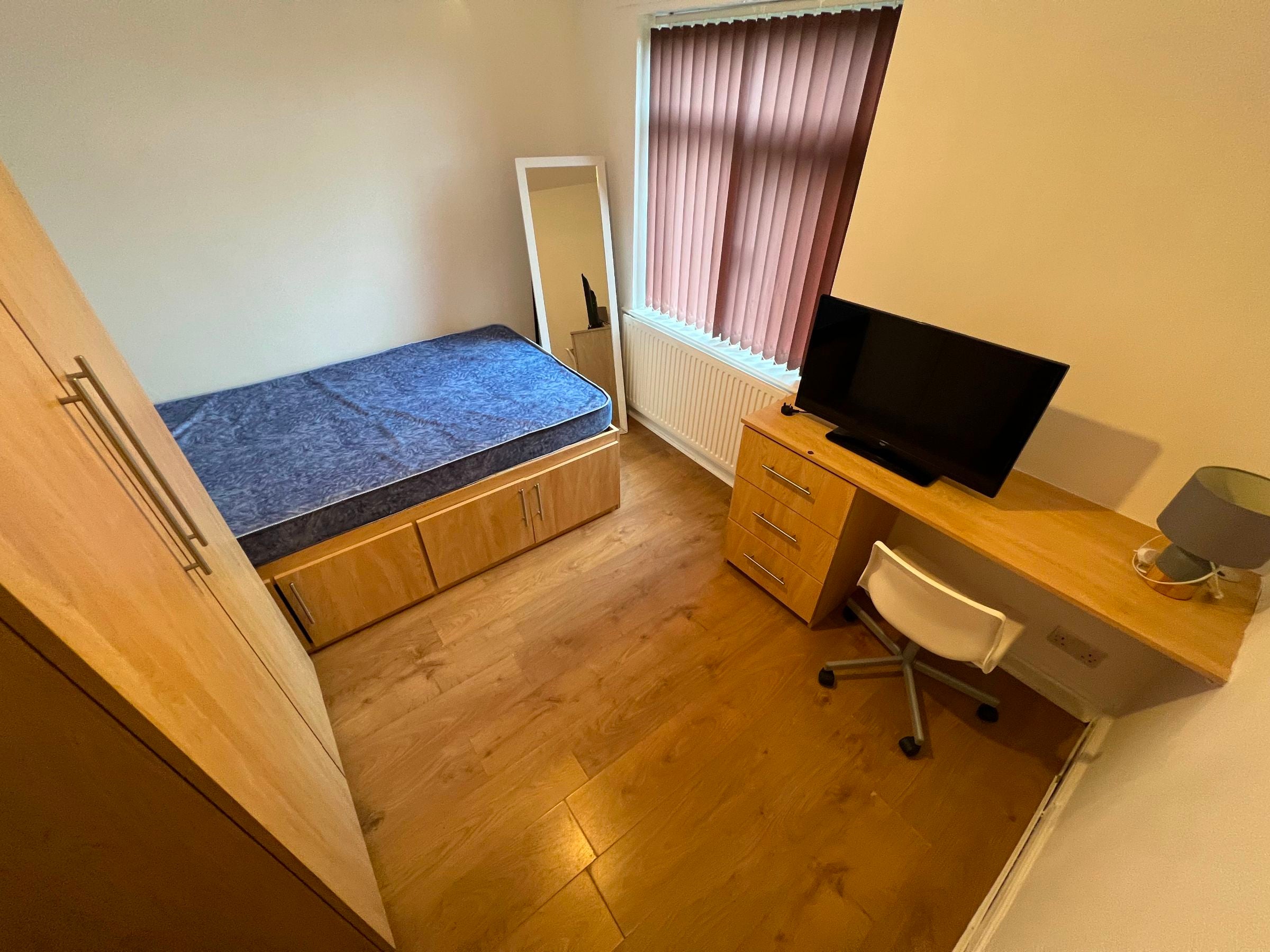 Flat Edgeworth Drive in Manchester