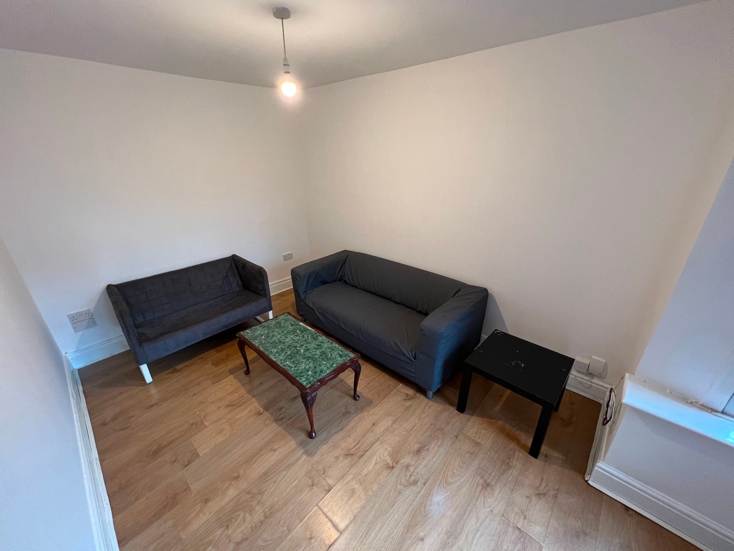 Flat Edgeworth Drive in Manchester