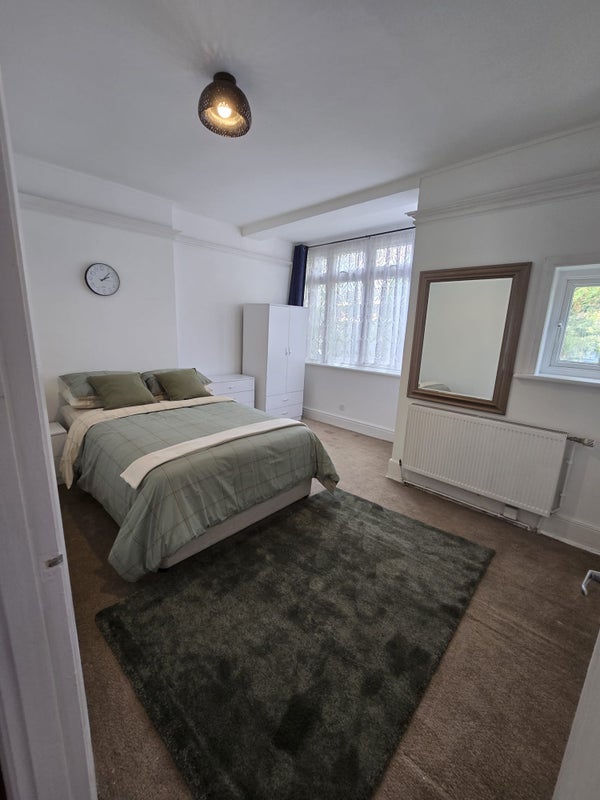 Room Elgin Road in Greater London