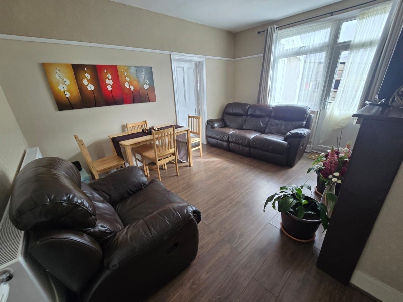 Room Elgin Road in Greater London