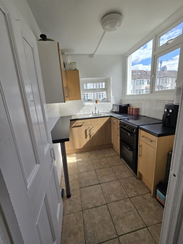 Room Elgin Road in Greater London