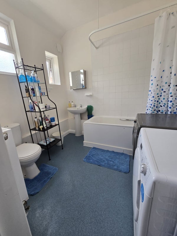 Room Elgin Road in Greater London