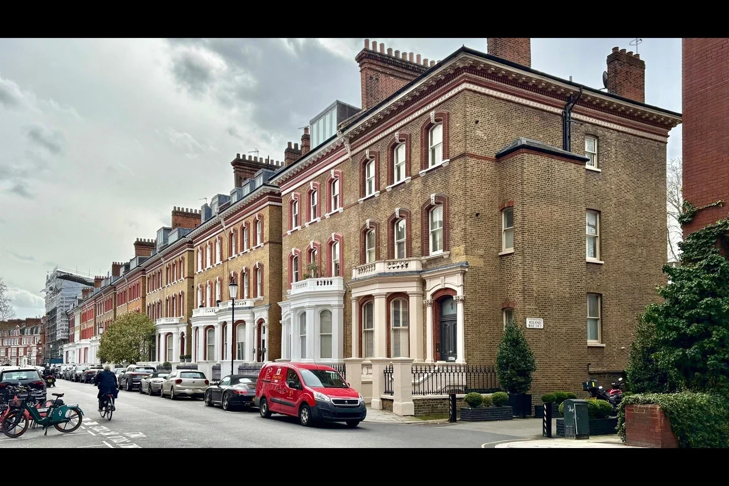 Flat Roland Gardens in Greater London