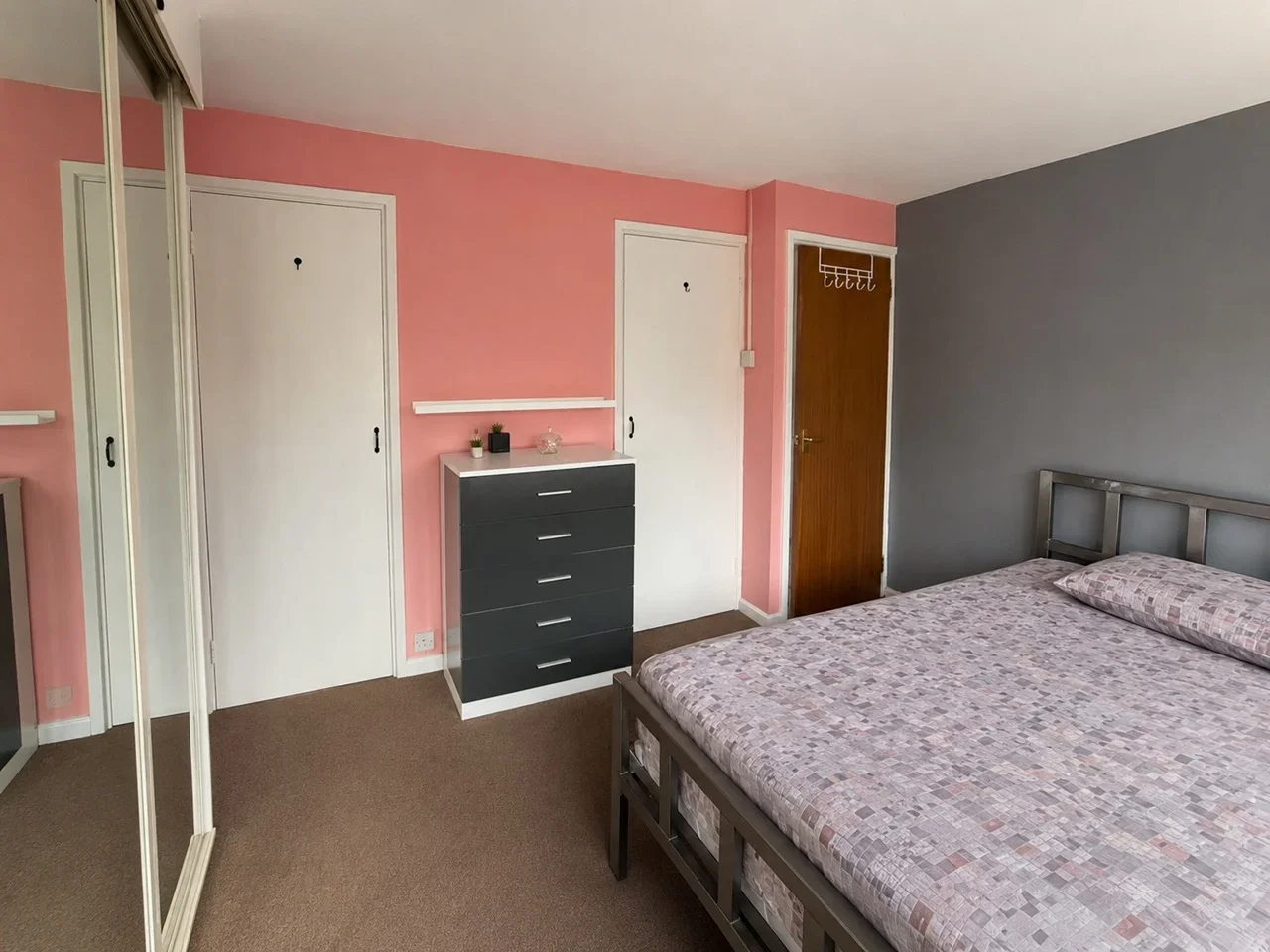 Room St Nicholas Close in Greater London