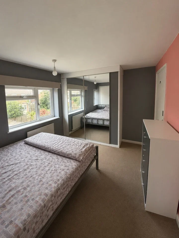 Room St Nicholas Close in Greater London