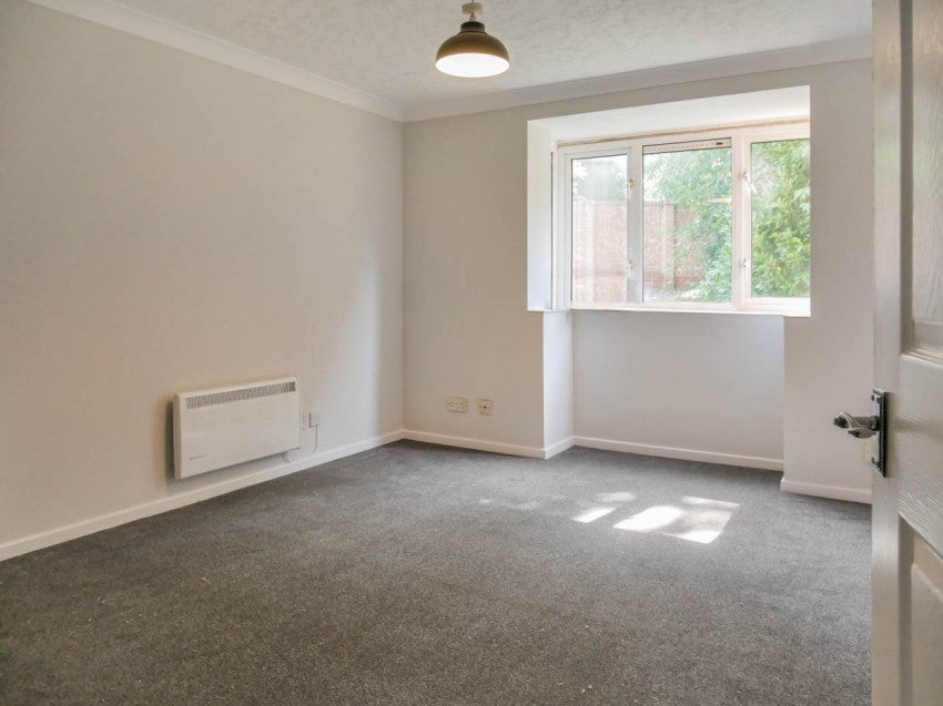 Flat Ferrier Close in Rainham
