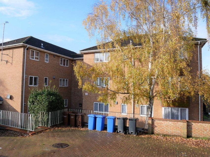 Flat Ferrier Close in Rainham