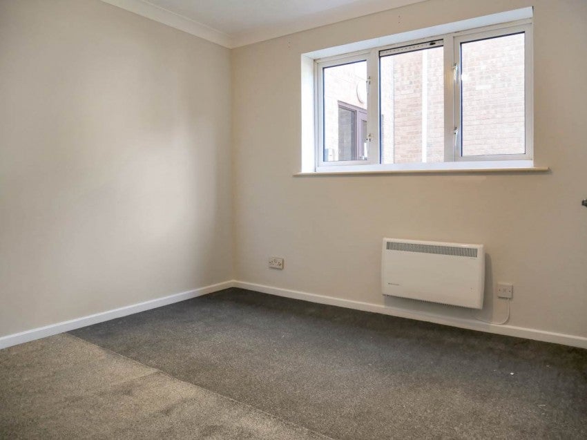 Flat Ferrier Close in Rainham