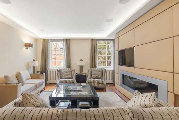 Flat Mount Row in City of Westminster