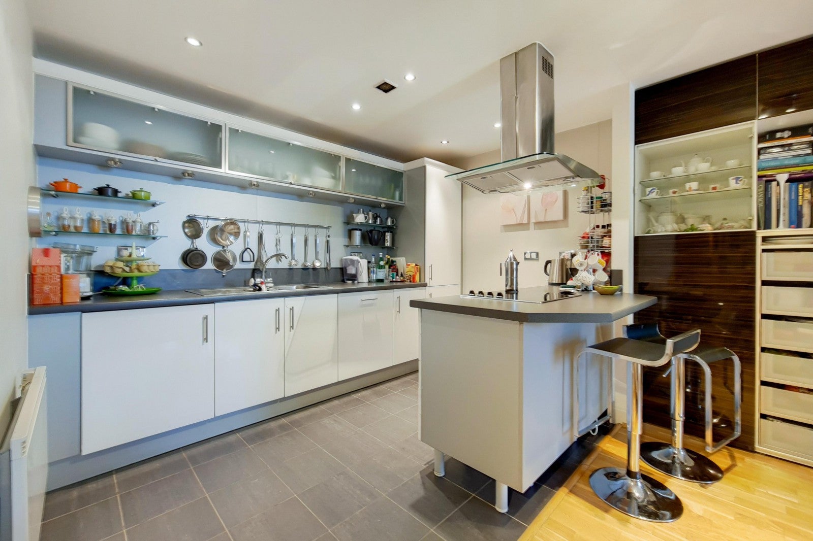 Flat Lombard Road in Greater London