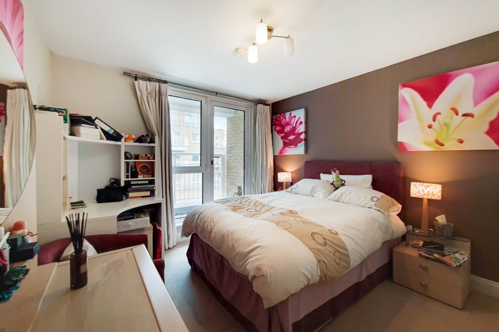 Flat Lombard Road in Greater London