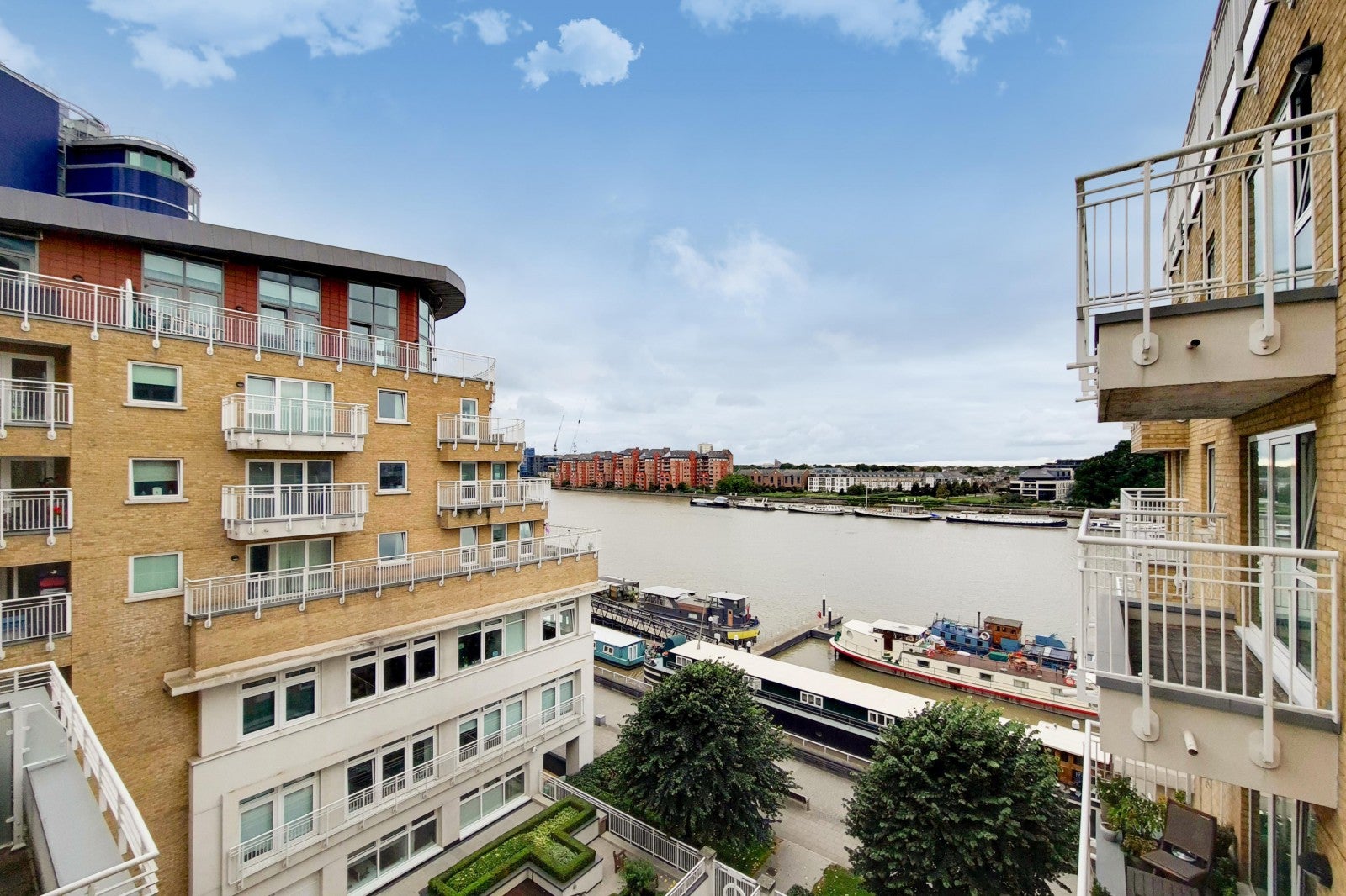 Flat Lombard Road in Greater London