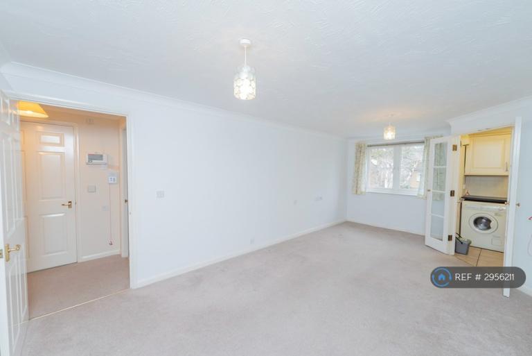 Flat Upper Gordon Road in Surrey Heath