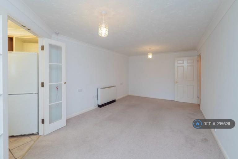 Flat Upper Gordon Road in Surrey Heath