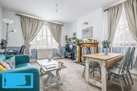 Flat Overhill Road in Greater London