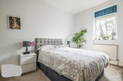 Flat Overhill Road in Greater London