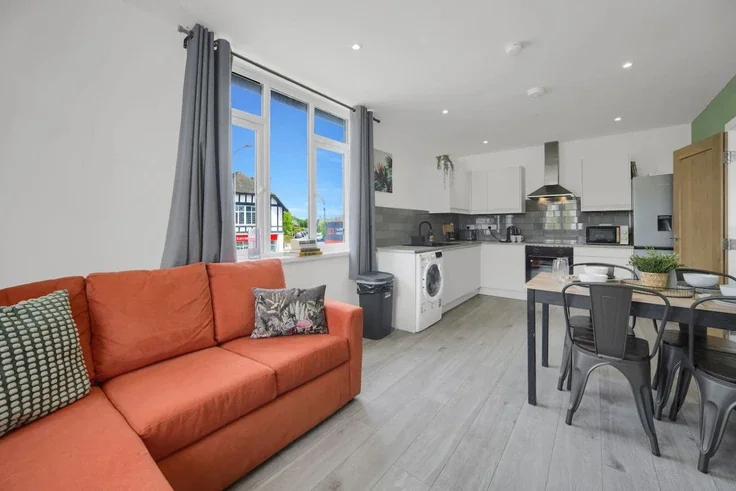 Flat Cyncoed Road in Cardiff